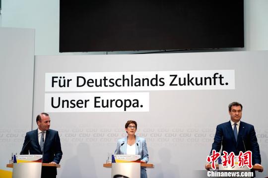 5月26日晚，基民盟主席安妮格雷特·克兰普-卡伦鲍尔(中)与基社盟主席泽德(右)和联盟党推选的欧盟委员会主席参选人曼弗雷德·韦伯(左)在基民盟总部大楼共同出席集会。　彭大伟 摄