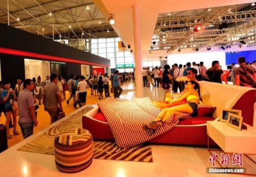 资料图：家具展览会。安源 摄