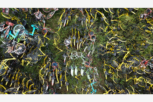 2018年夏，广州市天河区天政街附近的共享单车“坟场”。新华社图