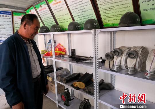 图为村里建设的“微型消防站”?！×跤裉?摄