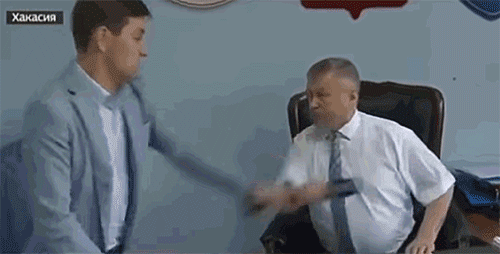 被记者质问是否贪腐 俄罗斯官员上来就是一个抱摔