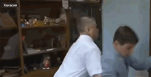 被记者质问是否贪腐 俄罗斯官员上来就是一个抱摔