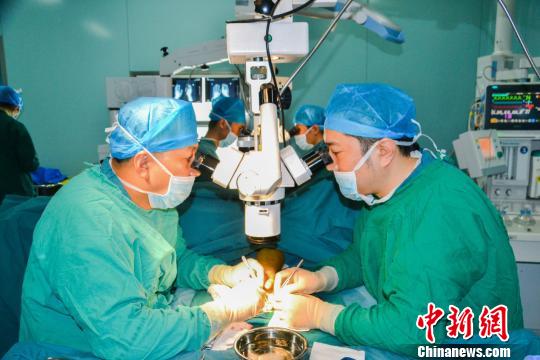 男子突发意外七根手指被压断医生顺利接上