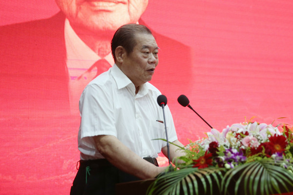 中宣部原副部长、《百年巨匠》总顾问龚心瀚致辞。