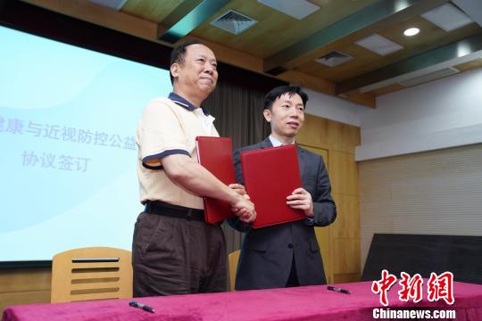 上海最大程度地动员全社会各界力量，让每个孩子都有一双明亮的眼睛和光明的未来?！∧搅?摄