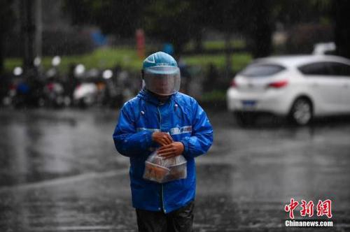 外卖小哥冒雨送餐。<a target='_blank' href='http://www.chinanews.com/'>中新社</a>记者 刘冉阳 摄