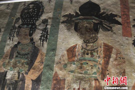 图为敦煌壁画中“供养人”形象，服饰头饰极为精致。　杨艳敏 摄