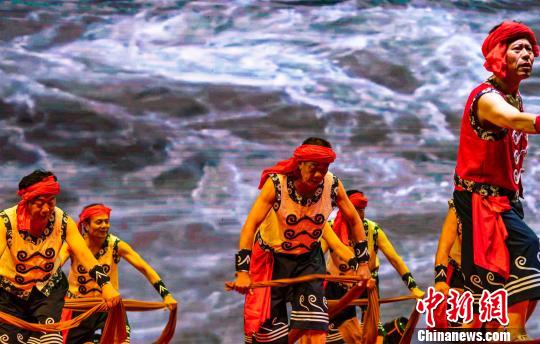 国家级非遗项目“峡江号子”重现舞台 向红梅 摄