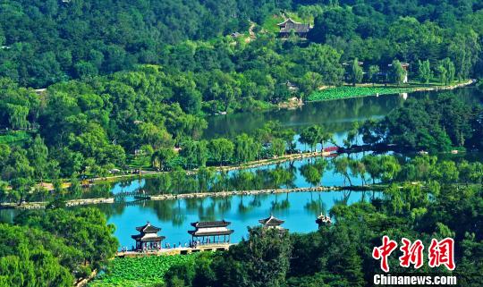 远眺避暑山庄 张桂芹 摄