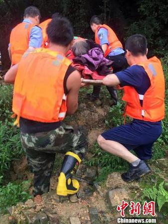 6月7日下午，江西省安福县消防用门板作为临时担架，紧急转移洋门乡南边村被困高龄病患。　江西消防 摄