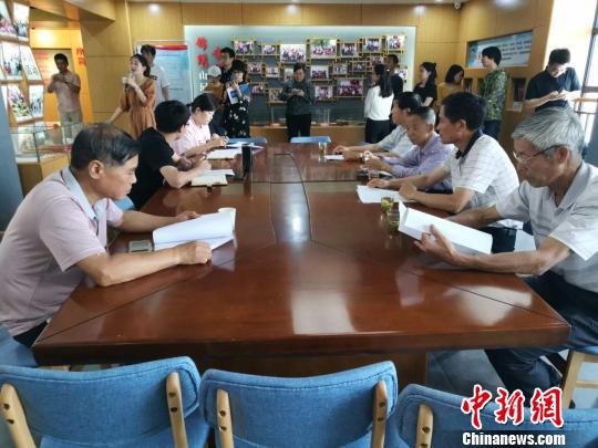 村民参加议事会 施紫楠 摄