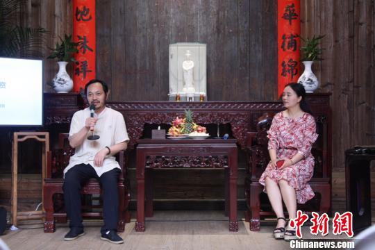 陈明良在福州瀚若轩艺文空间开讲古瓷新说。林威飏摄