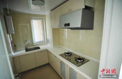 资料图：北京某公租房内的厨房，设施齐全。 <a target='_blank' href='http://www.chinanews.com/' >中新网</a>记者 李泊静 摄