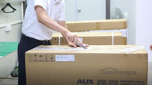 格力当众拆解奥克斯空调。供图