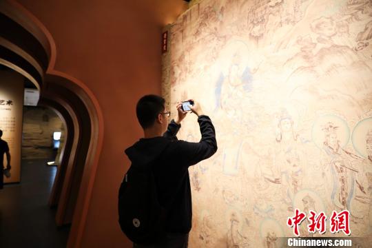 游客在西夏博物馆中参观?！±钆迳?摄