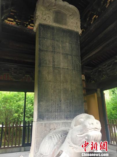 资料图：位于安徽凤阳明中都皇陵里的大明皇陵之碑，高6.87米，碑文为朱元璋亲自撰写全文共1105个字，主要讲述了他的卑微身世、僧侣生活、戎马生涯以及开创大明江山的全部过程，阐明了昌运兴盛的道理，对研究明初历史具有非常重要的意义?！≌徘?摄