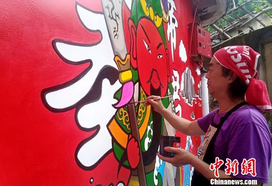 来自海峡两岸的涂鸦好手们，把一幅幅作品绘制到老街墙上，为美丽的东山岛增添了一道靓丽的风景线?！×只?摄