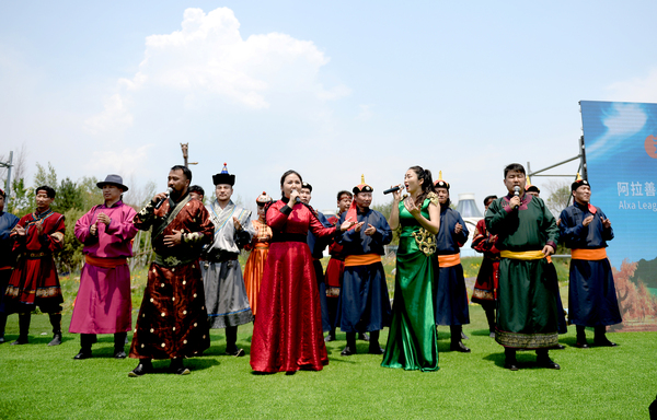 1.“阿拉善盟暨额济纳旗主题活动日”，乌兰牧骑演员共同献唱《我和我的祖国》jpg