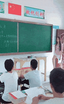 女主播教室摆拍 媒体:讲台岂是网红搔首弄姿之地