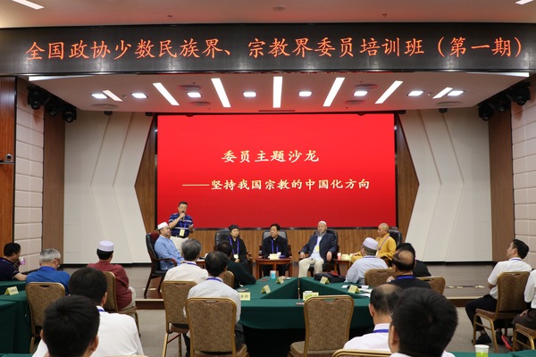 1、全国政协民宗委驻会副主任杨小波致开场白