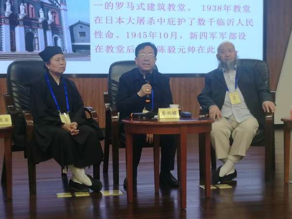 6、房兴耀委员（中）分享临沂天主堂的爱国故事