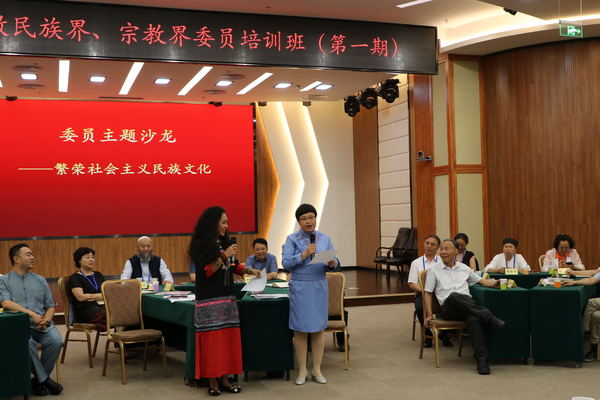 沙龙由茸芭莘那委员（左）和杜明燕委员（右）联袂主持