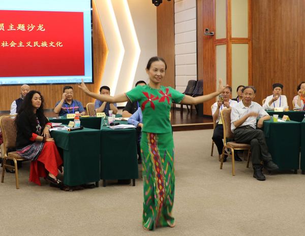 5，何庆委员表演傣族舞蹈