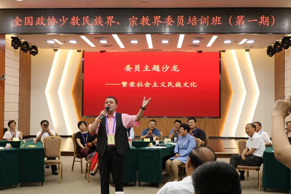 7. 玉克赛克·西加艾提委员演唱《花儿为什么这样红》