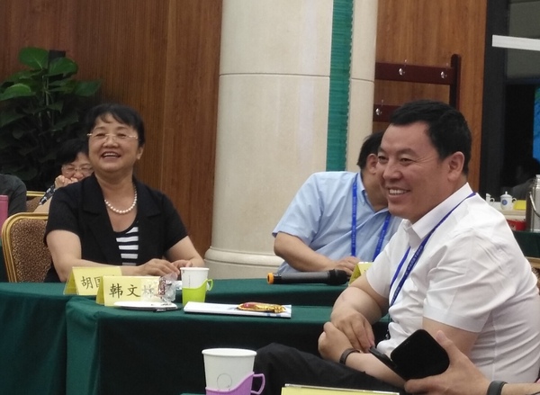 8，胡国珍委员（左）和韩文林委员（右）也发了言