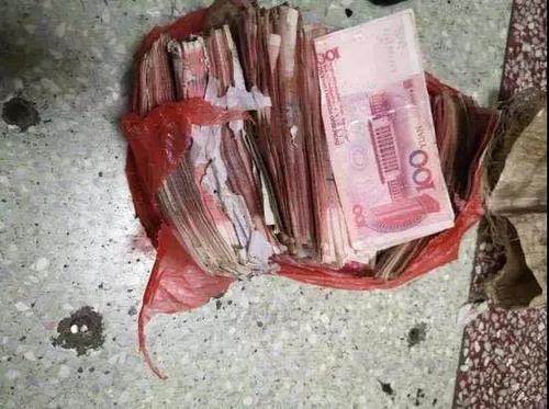 老人麻袋背10多万元现金流浪湖南 警察跟了他一路