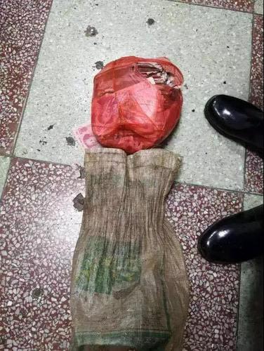 老人麻袋背10多万元现金流浪湖南 警察跟了他一路