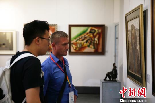 观众们在展会现场?！÷榔?摄