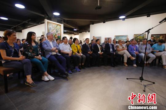 该展吸引了众多中外艺术爱好者来此观赏交流?！÷榔?摄