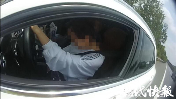 奔驰女司机被罚怼交警：你们良心过得去吗？
