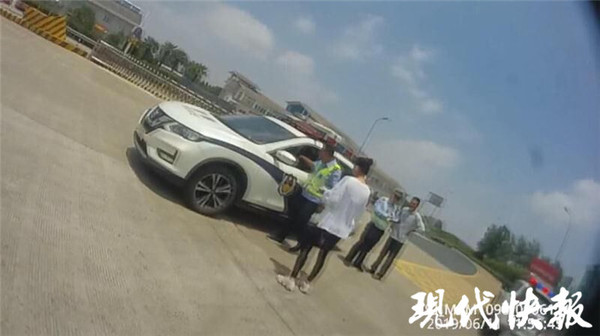 奔驰女司机被罚怼交警：你们良心过得去吗？