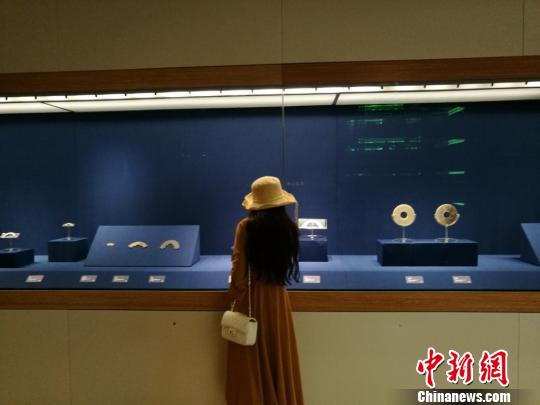 市民参观“大邦之梦——吴越楚玉器·青瓷特展”?！≈由?摄