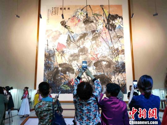 易图境将画作无偿捐赠给学校，图为其创作的巨幅作品《戟荷图》?！「毒窜?摄