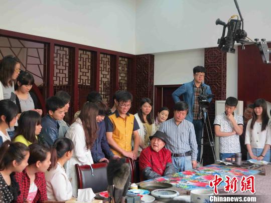 退休后，易图境为美术学院学生上美术创作示范课?！÷谕?摄