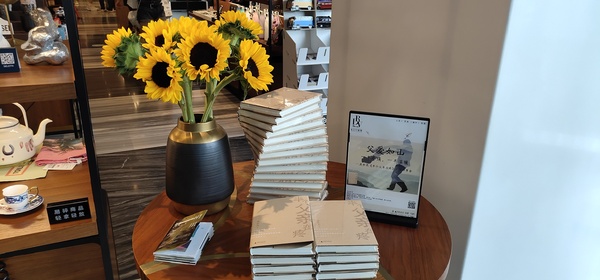 嘉宾从左到右依次为：贺嘉钰、庞余亮、王家新、周晓枫