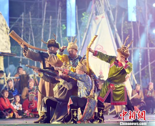图为鄂伦春族民展现狩猎文化?！『钣衽?摄