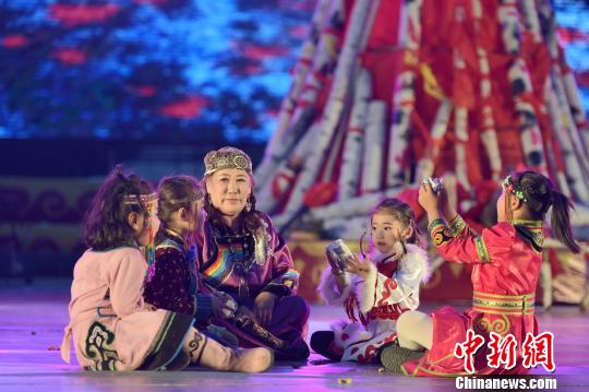 图为鄂伦春族孩子们听故事。　侯玉鹏 摄