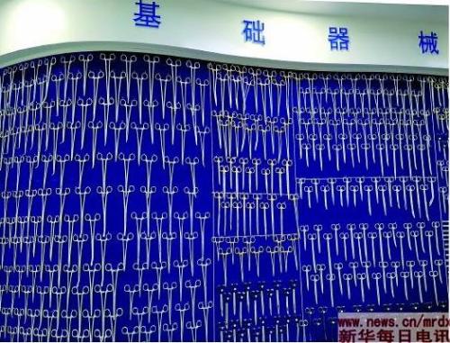 新华医疗的各式手术剪。手术剪看似简单，但再简化的生产工序，也需要70多道。新华社记者邓卫华摄