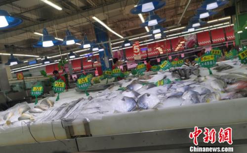 图为超市里的水产区。 谢艺观 摄