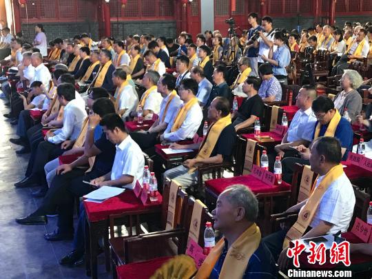 图为，现场观众聆听《从文化自知到文化自信》报告?！「叱?摄