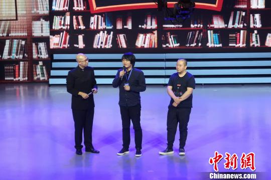 作家们与读者面对面交流。　韩宏 摄