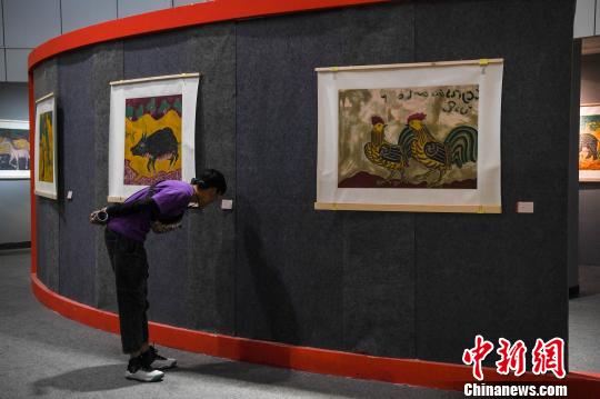 图为拉萨市民观看展览?！『闻罾?摄