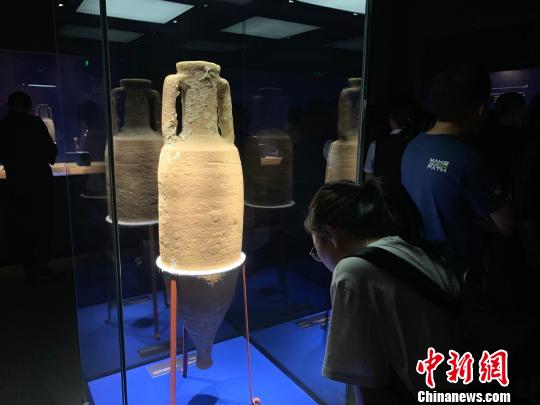 民众欣赏平山郁夫藏文物及画作。　韩宏 摄