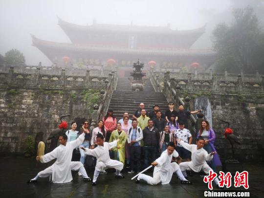 拉美记者团走进武当山体验道教文化及武当武术