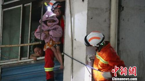 图为当地消防员进行救援。马永全 摄