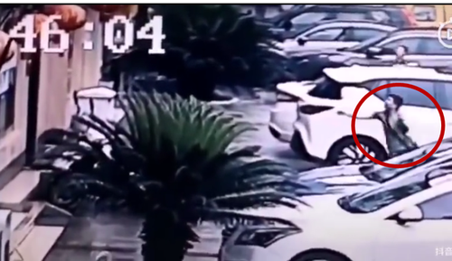 贵州男子奔跑双手接住坠楼幼童：两人均未受伤